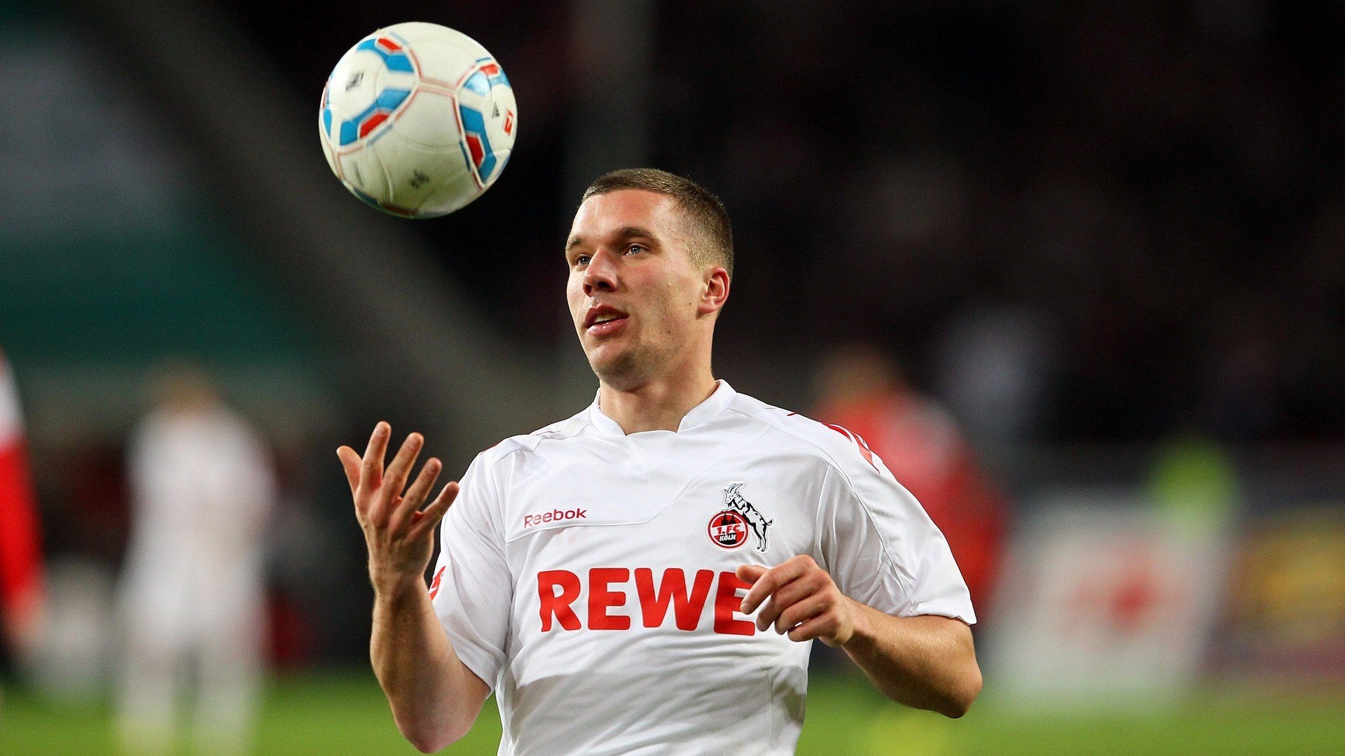 球队中场压制能力对数据结果的深层影响，足球全场压制